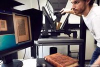 Ein Mann scannt historische Werke ein