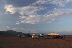 Forschungsbasis mit Zelten und Bohrturm