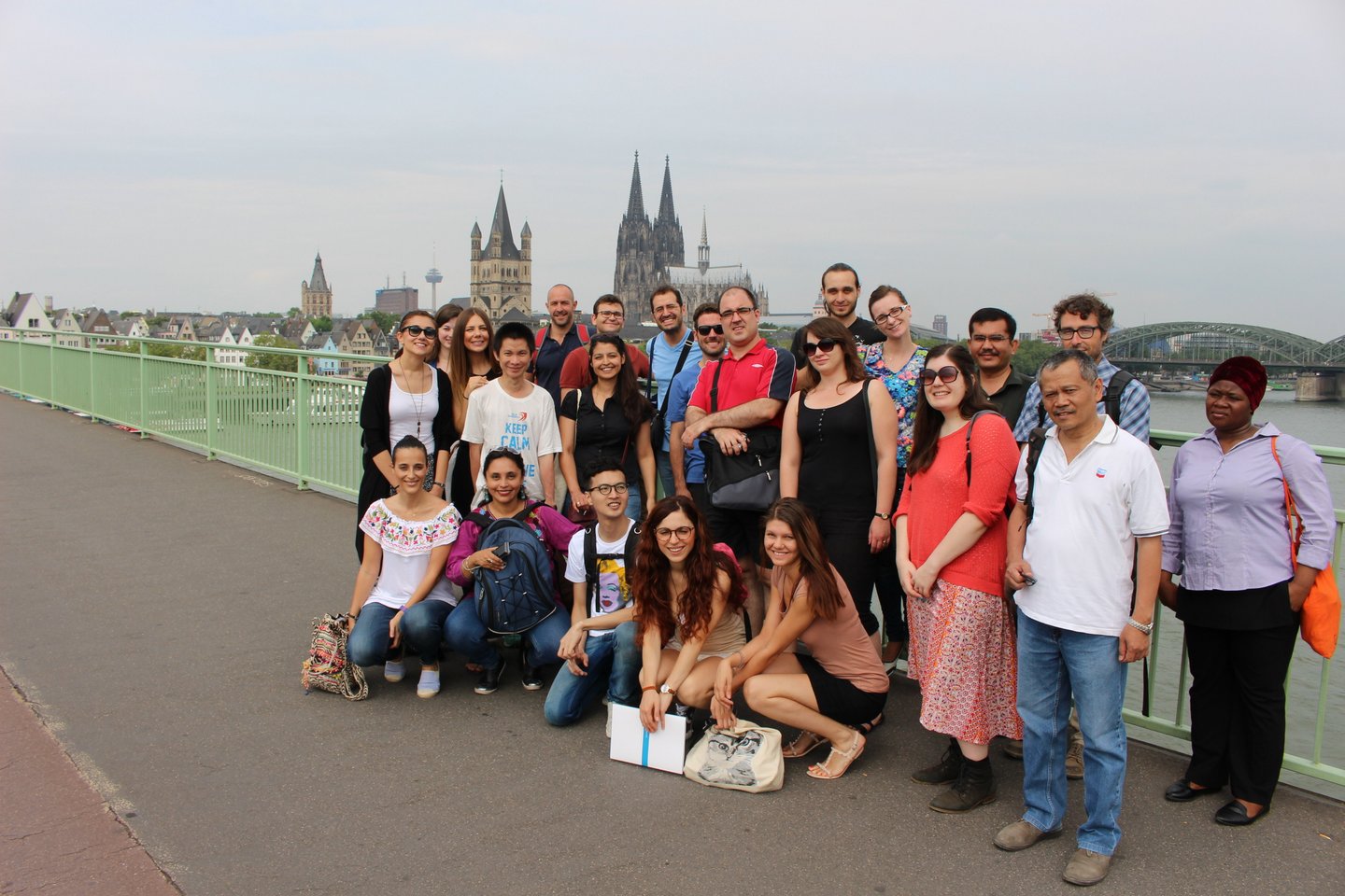 Gruppenfoto der Summer School 2016, im Hintergrund der Kölner Dom