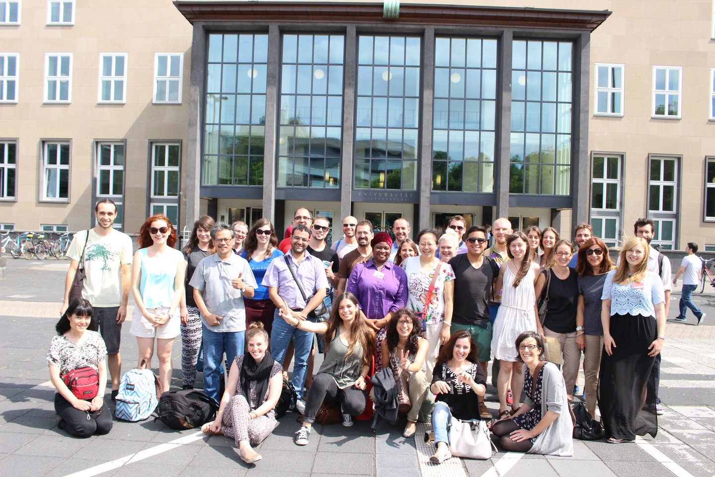 Gruppenfoto der Summer School 2015 auf dem Albertus-Magnus-Platz