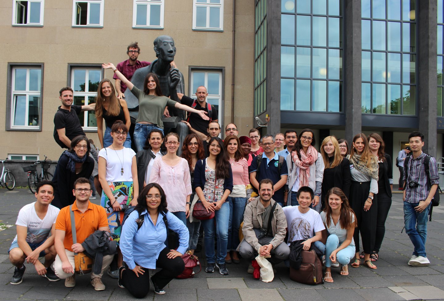 Gruppenfoto der Summer School 2016 vor der Albertus Magnus Statue