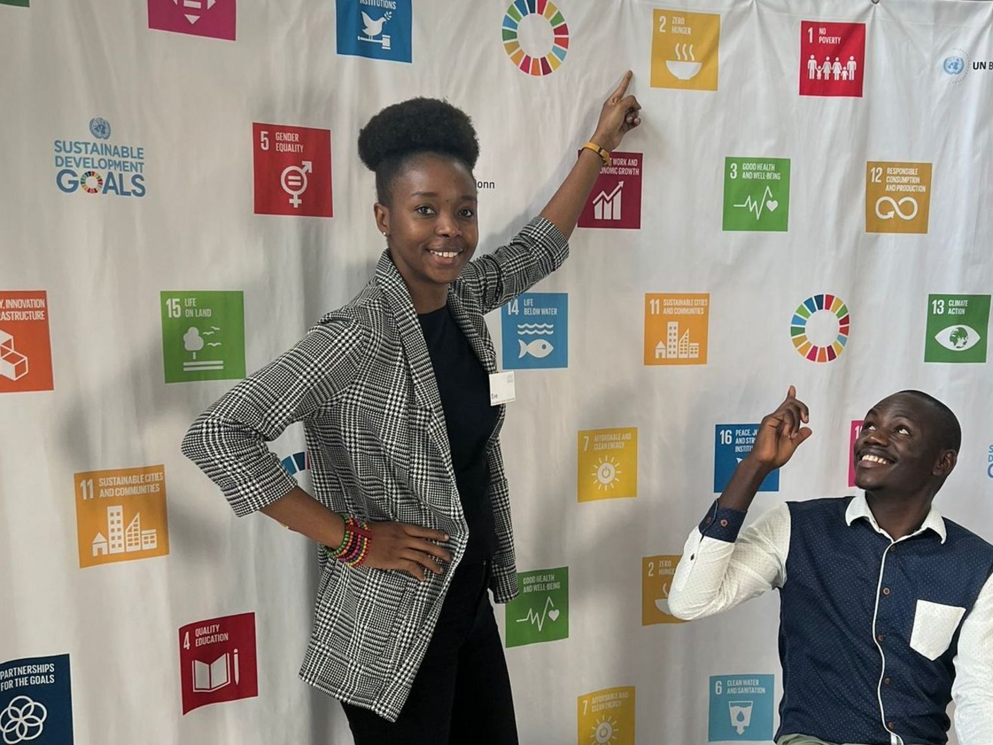 Students at the UN-Campus Bonn, pointing at SDG symbols of their choice 