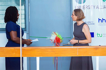 Ribbon cutting: Dr. Beatrice Asenso Barnieh, Head of the Ghana-NRW Office and D. Susanne Preuschoff, Director of the University of Cologne Division ‘International Affairs’ opening the new space.