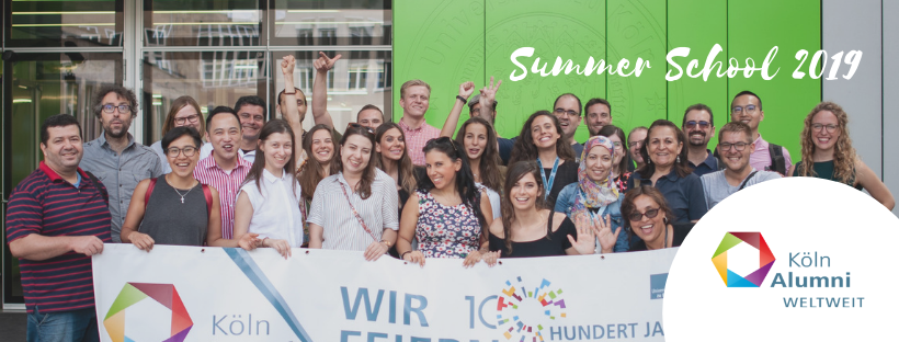 Gruppenfoto der KölnAlumni WELTWEIT Summer School 2019 vor dem SSC Gebäude