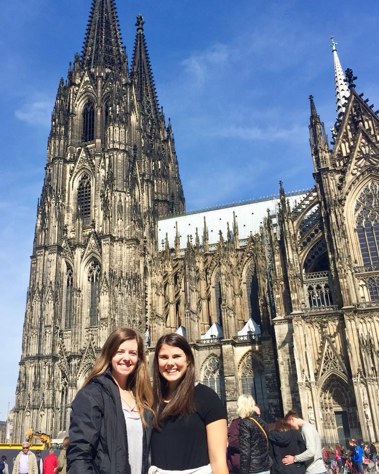 Two female students in front of the cologne cathedral