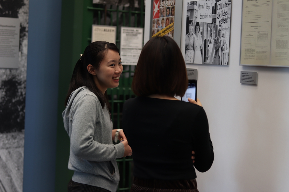 Two female students talking to each other in the "Haus der Geschichte" in bonn.