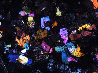 Mikroskopaufnahme von Kristallen