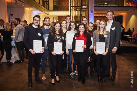 Gruppe von görderten Studierenden mit Urkunde