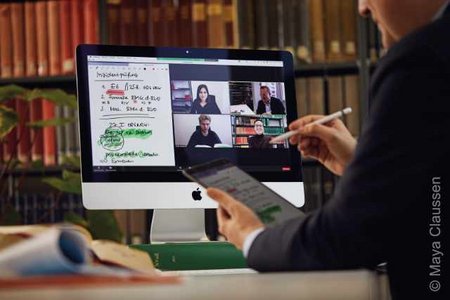 Wissenschaftler beim Online-Meeting vor dem Bildschirm