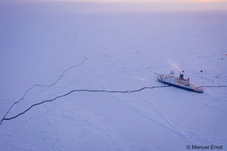 Schiff Polarstern im arktischen Eis von oben 