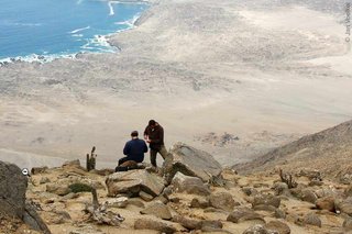 Zwei Wissenschaftler stzehen in der Aracama-Wüste