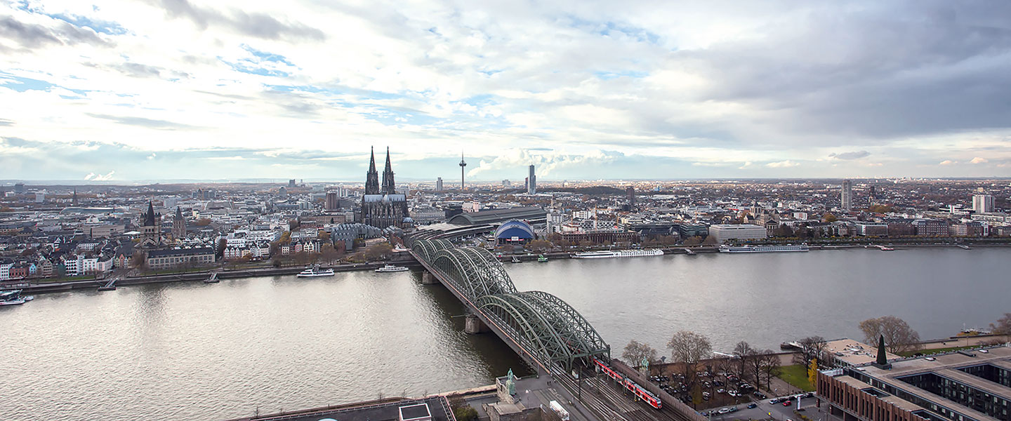 Köln aus der Vogelperspektive: Blick auf den Rhein und Dom
