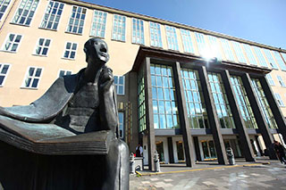 Skulptur Albertus Magnus vor Hauptgebäude